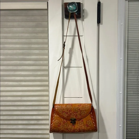 Vintage 70's leather hand tooled and painted never used crossbody purse - Picture 3 of 13